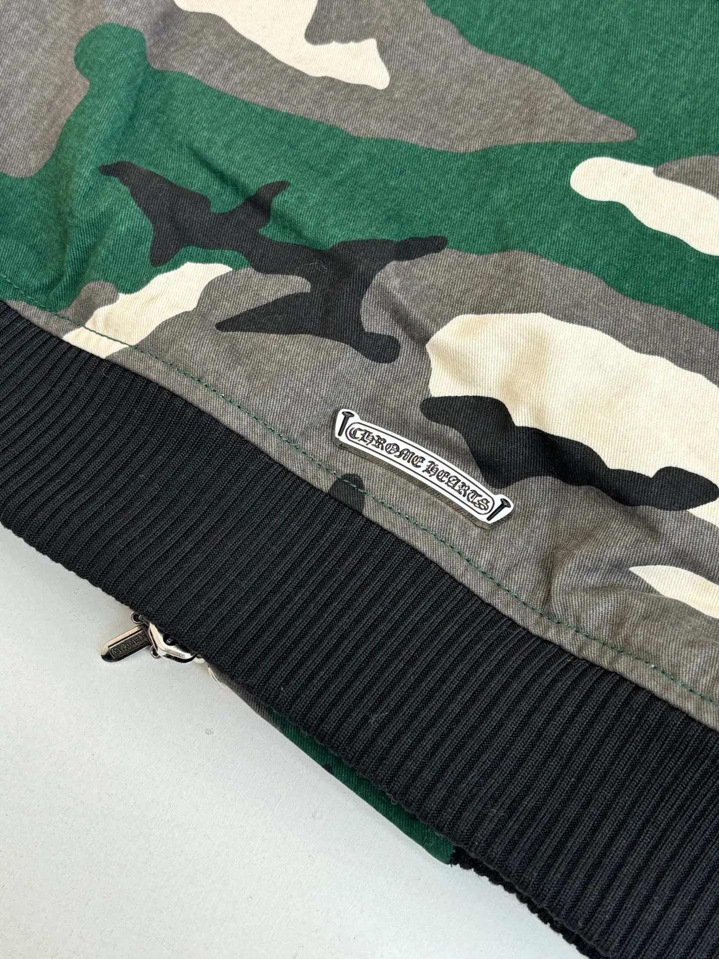 P1010 Chrome Heat*/CH Chrome Heat Camouflage Flight Jacket Cotton Jacket was purchased and developed by a Los Angeles agent for US$5,600. This model is made of custom-made military canvas fabric and is reproduced 1:1 according to the original model, with a piece of cloth printed camouflage pattern. The customization period for the chest sex pattern stamp is 20 days, the minimum order is 1800 pieces, and the color plate is matched. The hardware buckles are all made of electroplated 925 silver material, the weight is perfectly restored, and they are aged and oxidized to black. The back printing uses positioning screen glue printing, and the sleeve pockets are also positioned and opened by a template machine.  Size: M/L/XL/XXL